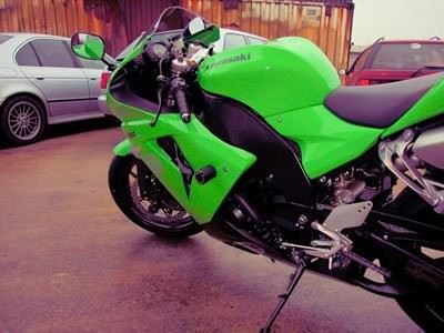 Crash Protectors - Classic Style for Kawasaki ZX-10R '06-'07 c/w Water Bottle. Colour: White