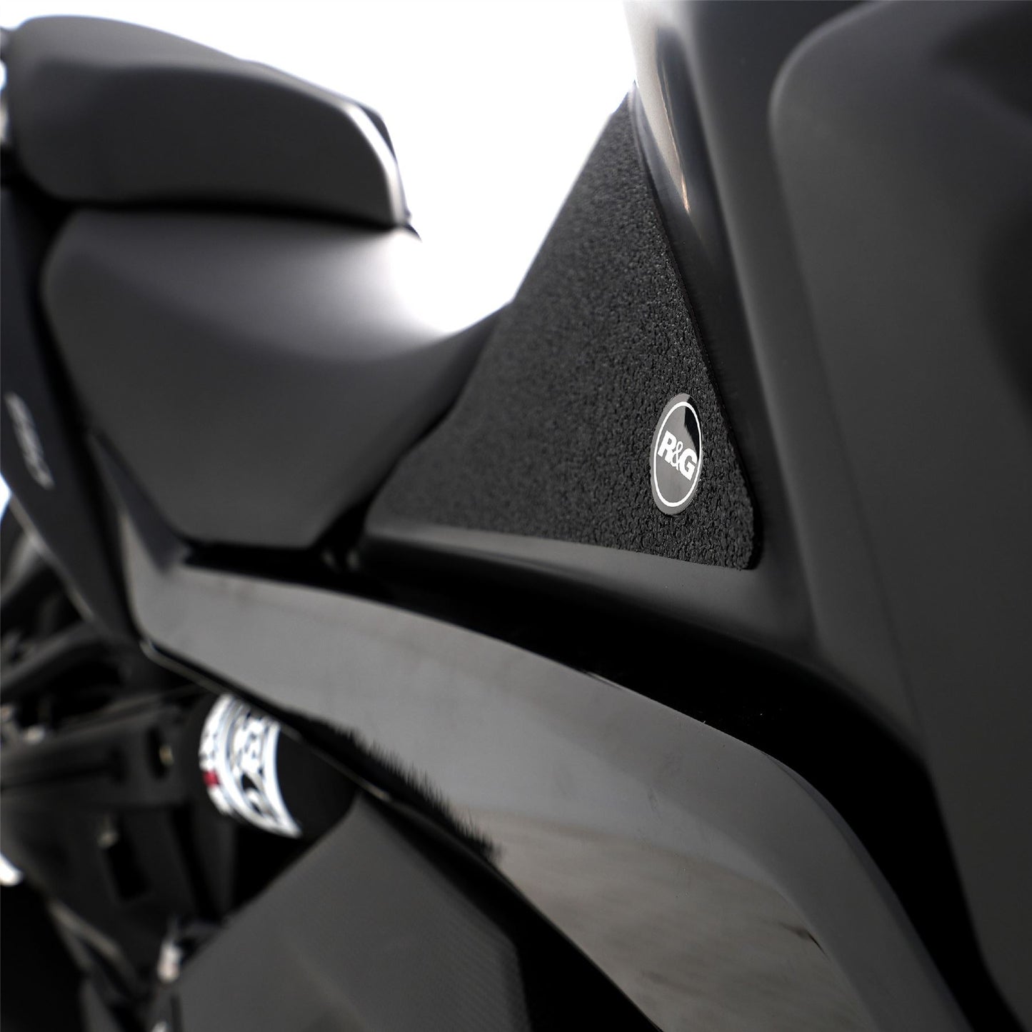 R&G Tank Traction Grips for CFMoto 650GT '19- Colour: Black