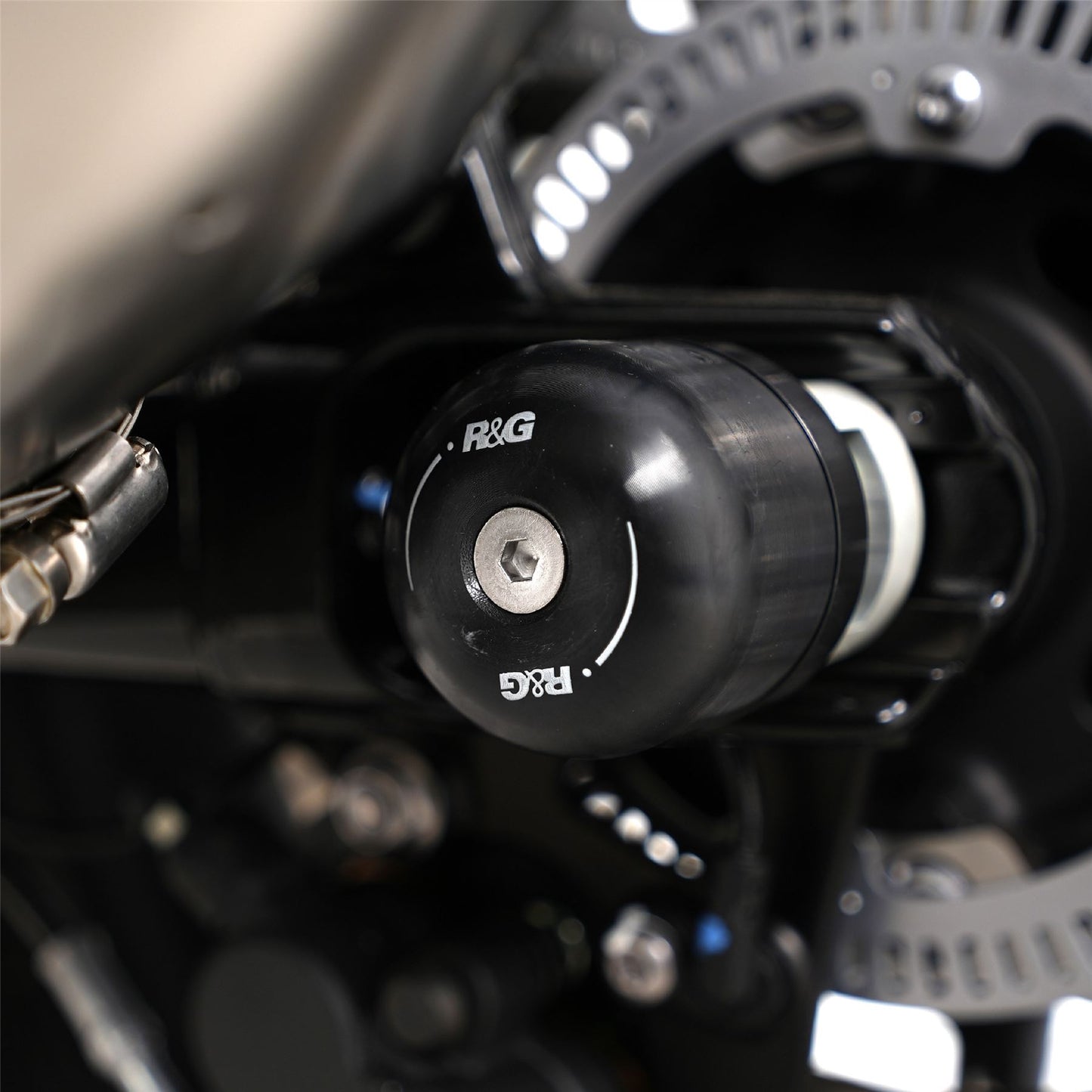 Swingarm Protectors for the Triumph Thruxton 1200 '16-, Thruxton 1200R '16-, Triumph Street Twin '16-, Speed Twin 1200 '19-'21, Scrambler 1200 XC/XE '19-, Speed Twin 900 '22- '24, Bonneville bobber '21- & Scrambler 900 ’23-