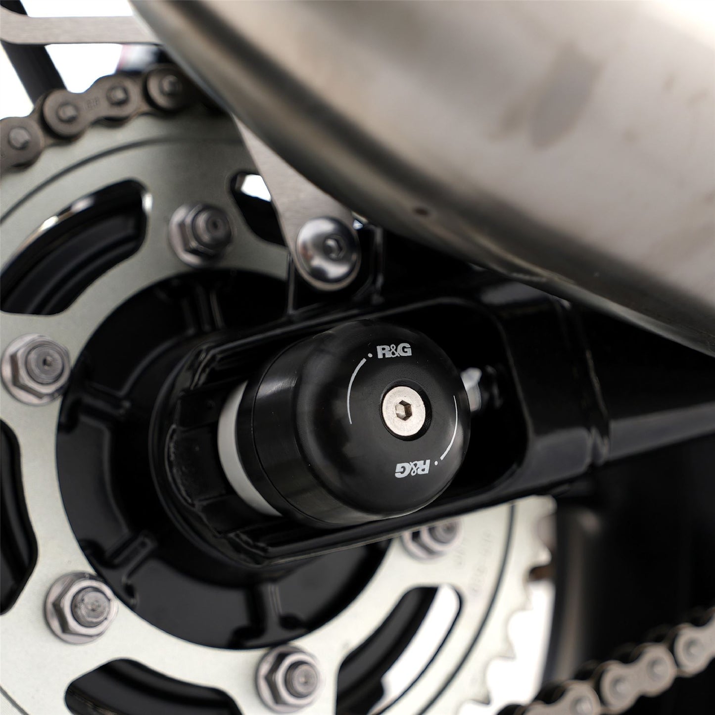 Swingarm Protectors for the Triumph Thruxton 1200 '16-, Thruxton 1200R '16-, Triumph Street Twin '16-, Speed Twin 1200 '19-'21, Scrambler 1200 XC/XE '19-, Speed Twin 900 '22- '24, Bonneville bobber '21- & Scrambler 900 ’23-