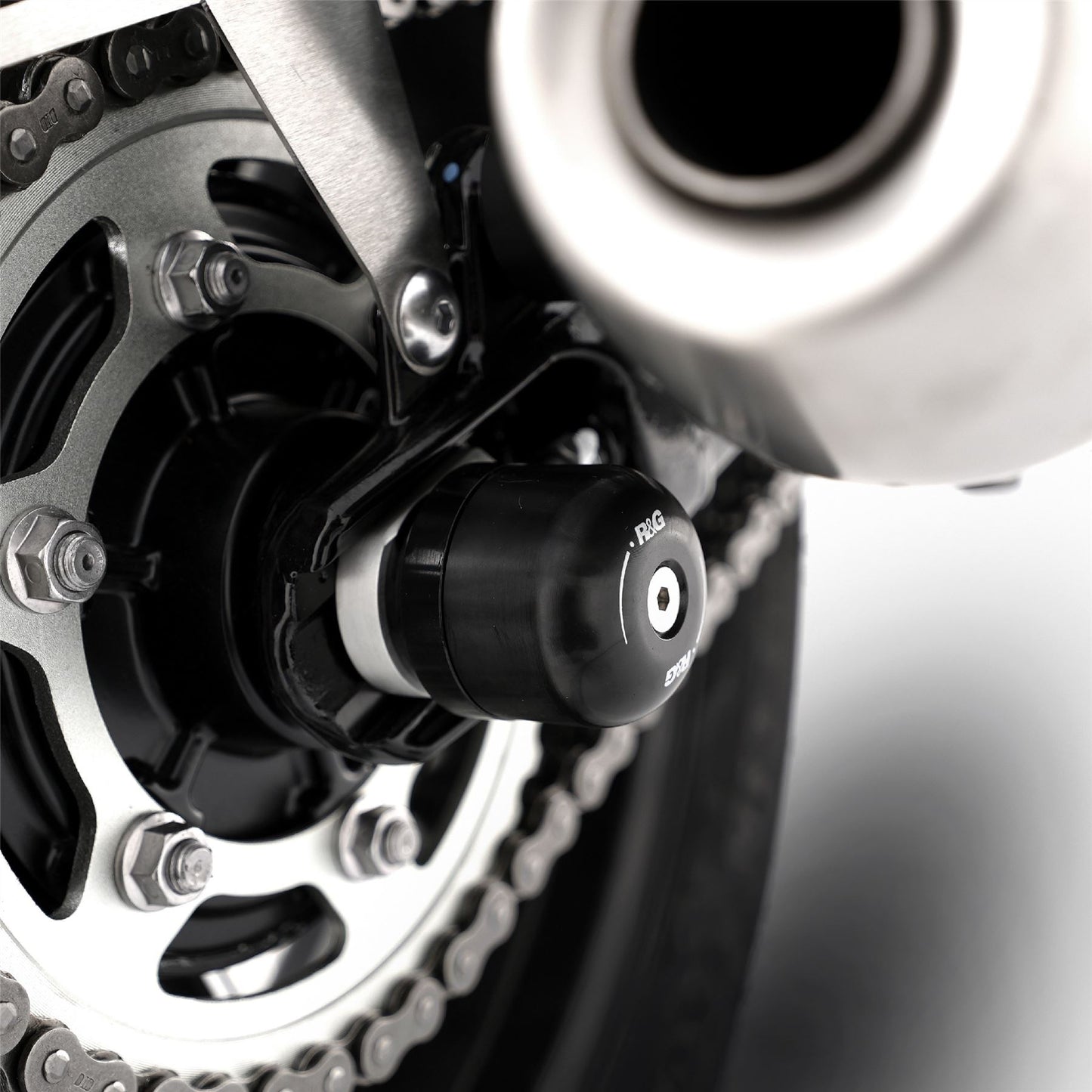 Swingarm Protectors for the Triumph Thruxton 1200 '16-, Thruxton 1200R '16-, Triumph Street Twin '16-, Speed Twin 1200 '19-'21, Scrambler 1200 XC/XE '19-, Speed Twin 900 '22- '24, Bonneville bobber '21- & Scrambler 900 ’23-