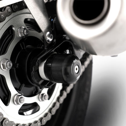 Swingarm Protectors for the Triumph Thruxton 1200 '16-, Thruxton 1200R '16-, Triumph Street Twin '16-, Speed Twin 1200 '19-'21, Scrambler 1200 XC/XE '19-, Speed Twin 900 '22- '24, Bonneville bobber '21- & Scrambler 900 ’23-