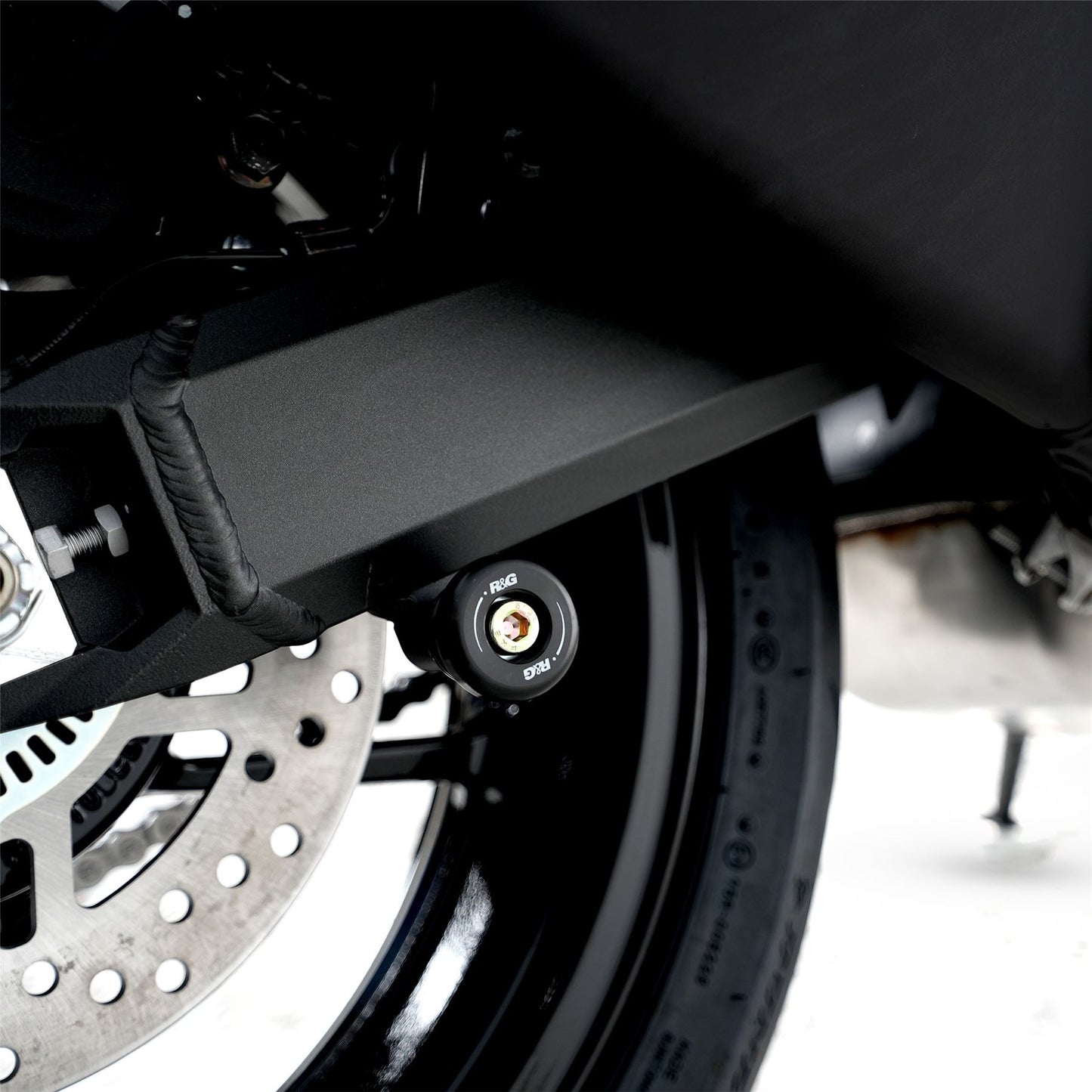 Cotton Reels for Kawasaki Z900 '17- , Z900RS '21- '24, ZH2 '20- '24 and Triumph Bonneville Bobber '17-'20 models Colour: White
