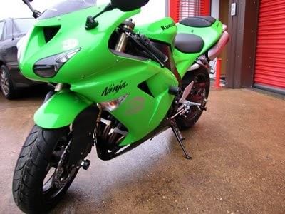 Crash Protectors - Classic Style  for Kawasaki ZX-10R '06-'07 c/w Water Bottle. Colour: White