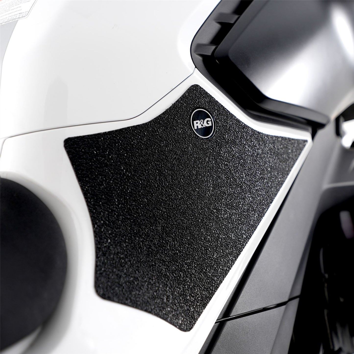 R&G Tank Traction Grips for CFMoto 800NK '23- Colour: Black